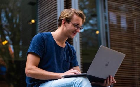 Online MBA vs. Traditional MBA: Which is Right for You?